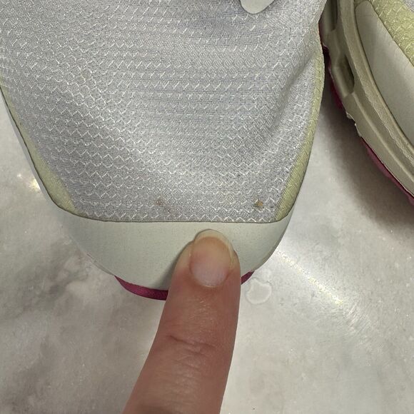 On Running Pink Athletic Shoes Lightweight Performance - Picture 7 of 12